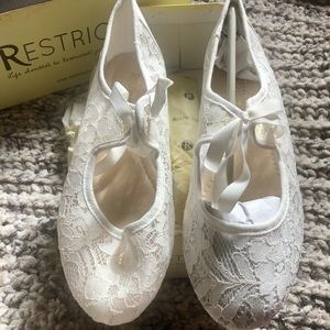 White lace ribbon tie shoes size 9